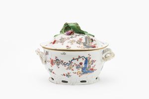 Zuppiera biansata con coperchio in porcellana decorata a cineserie. Manifattura di Cozzi, Venezia, seconda met&agrave; secolo XVIII