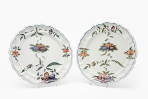 Coppia di grandi piatti in maiolica policroma. Manifattura Antonibon, Nove di Bassano, secolo XVIII