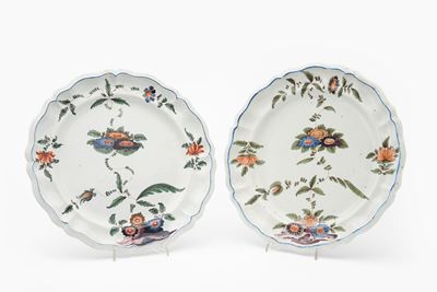Coppia di Grandi Piatti in Maiolica Policroma. Manifattura Antonibon, Nove di Bassano, Secolo XVI...