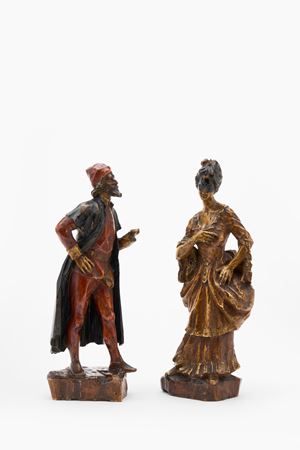 Due figure in legno intagliato e laccato raffiguranti maschere veneziane. Venezia, secolo XVIII