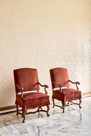 Coppia di poltrone in noce. Veneto, secolo XVIII