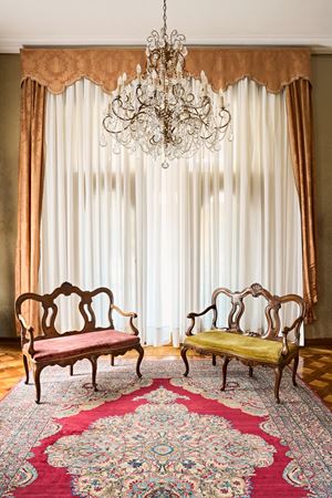 Coppia di divanetti a due posti in noce intagliato. Venezia, secolo XVIII