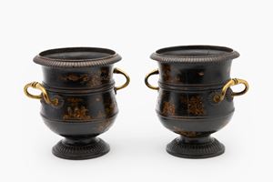 Coppia di vasi biansati in legno laccato scuro con decori a chinoiserie in oro. Venezia, secolo XVIII