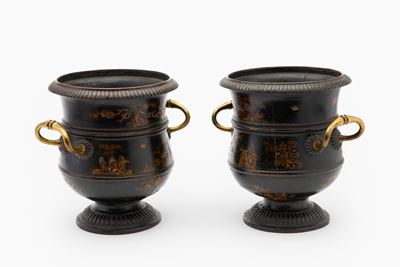 Coppia di Vasi Biansati in Legno Laccato Scuro con Decori a Chinoiserie in Oro. Venezia, Secolo X...