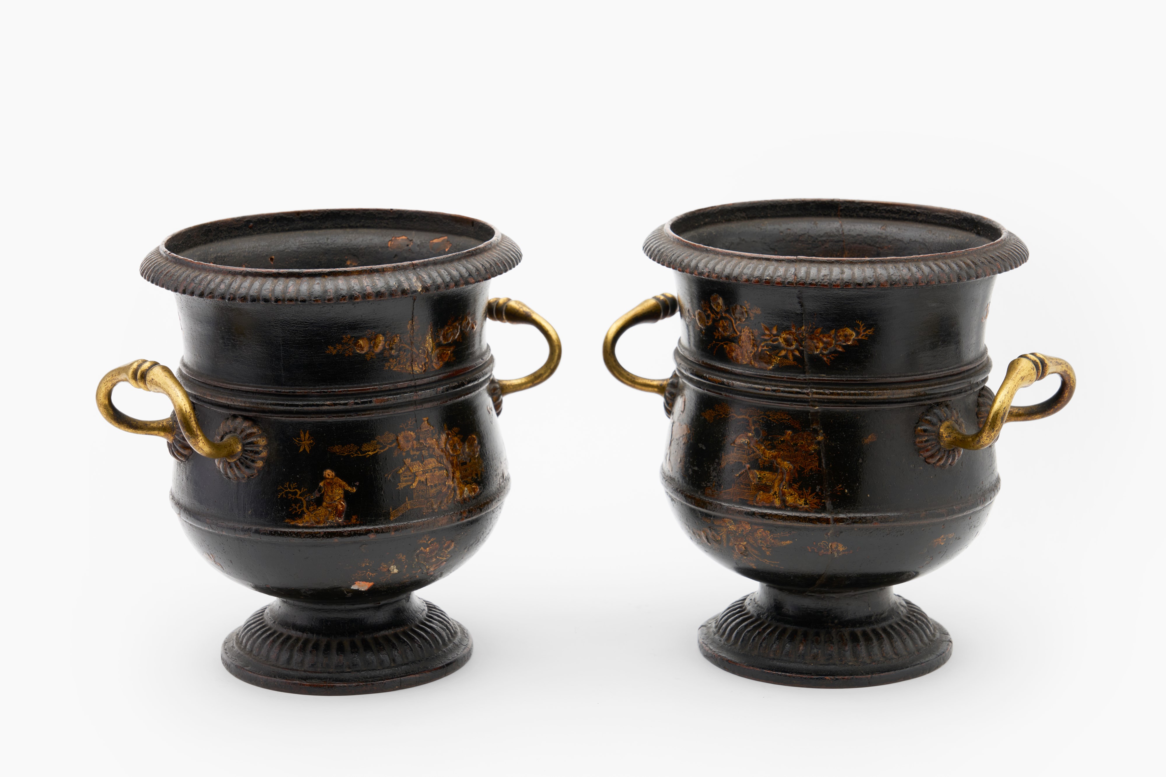 Coppia di Vasi Biansati in Legno Laccato Scuro con Decori a Chinoiserie in Oro. Venezia, Secolo X...