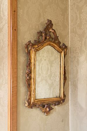 Coppia di ventole in legno intagliato e dorato. Veneto, secolo XVIII