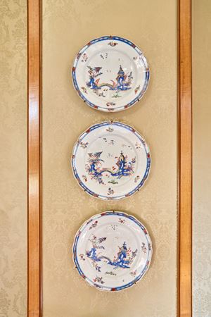 Sei piatti in porcellana a bordo polilobato e dorato con decoro a &ldquo;ponticello&rdquo;. Manifattura di Cozzi, Venezia, secolo XVIII