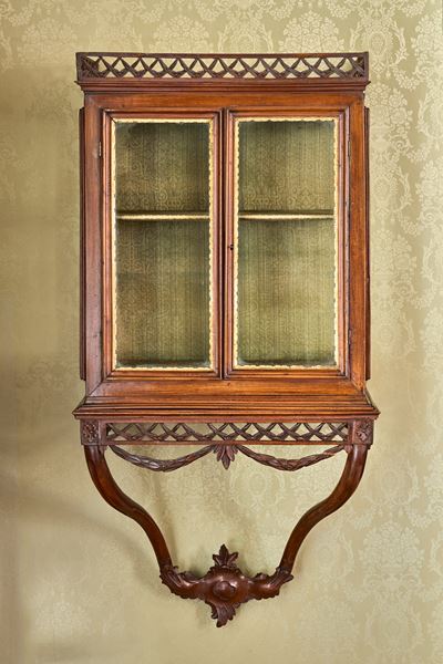 Console a Goccia. Veneto, Secolo XVIII. con Alzata a Vetrina
