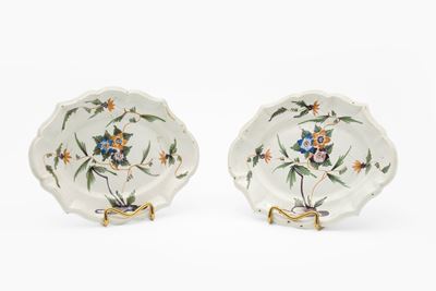 Coppia di Vassoietti Polilobati in Maiolica Policroma con Decoro “a Blanser”. Veneto, Secolo XVII...