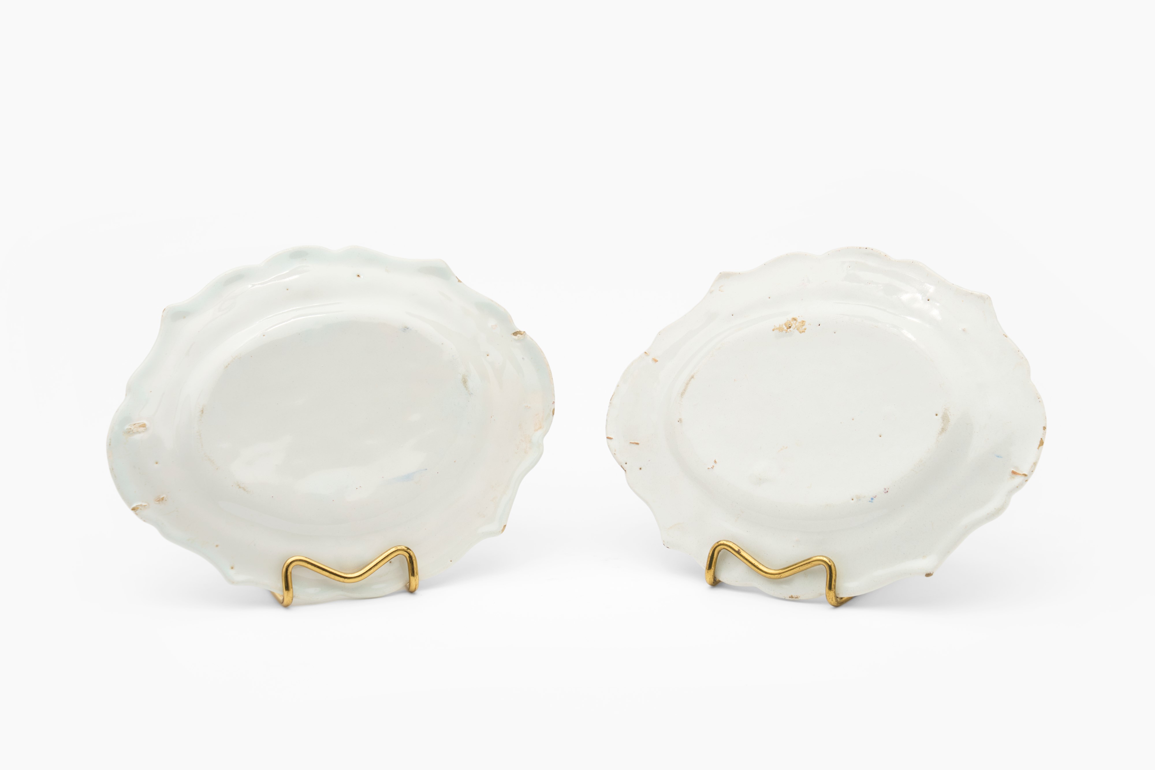 Coppia di Vassoietti Polilobati in Maiolica Policroma con Decoro “a Blanser”. Veneto, Secolo XVII...