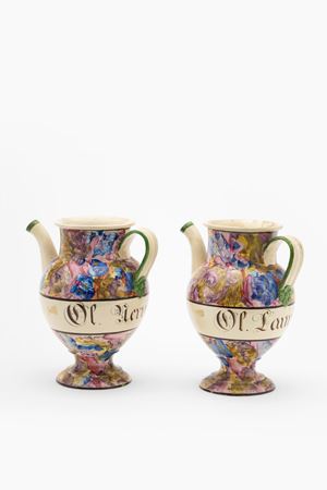 Coppia di versatoi in maiolica policroma. Veneto, secolo XIX