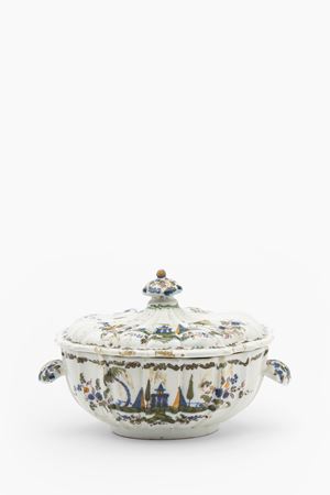 Zuppiera biansata con coperchio. Manifattura Antonibon, Nove di Bassano, secolo XVIII