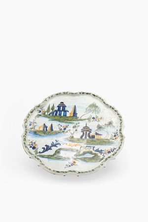Alzata polilobata in maiolica policroma con decoro &ldquo;al ponticello&rdquo;. Manifattura Antonibon, Nove di Bassano, secolo XVIII