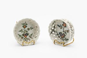 Coppia di cestini traforati in maiolica policroma con decoro &ldquo;al blanser&rdquo;. Manifattura Antonibon, Nove di Bassano, secolo XVIII