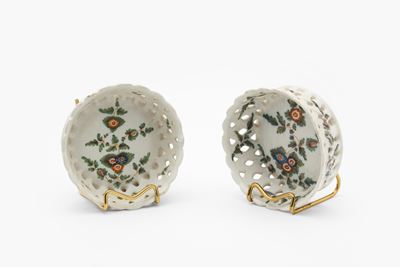 Coppia di Cestini Traforati in Maiolica Policroma con Decoro “al Blanser”. Manifattura Antonibon,...
