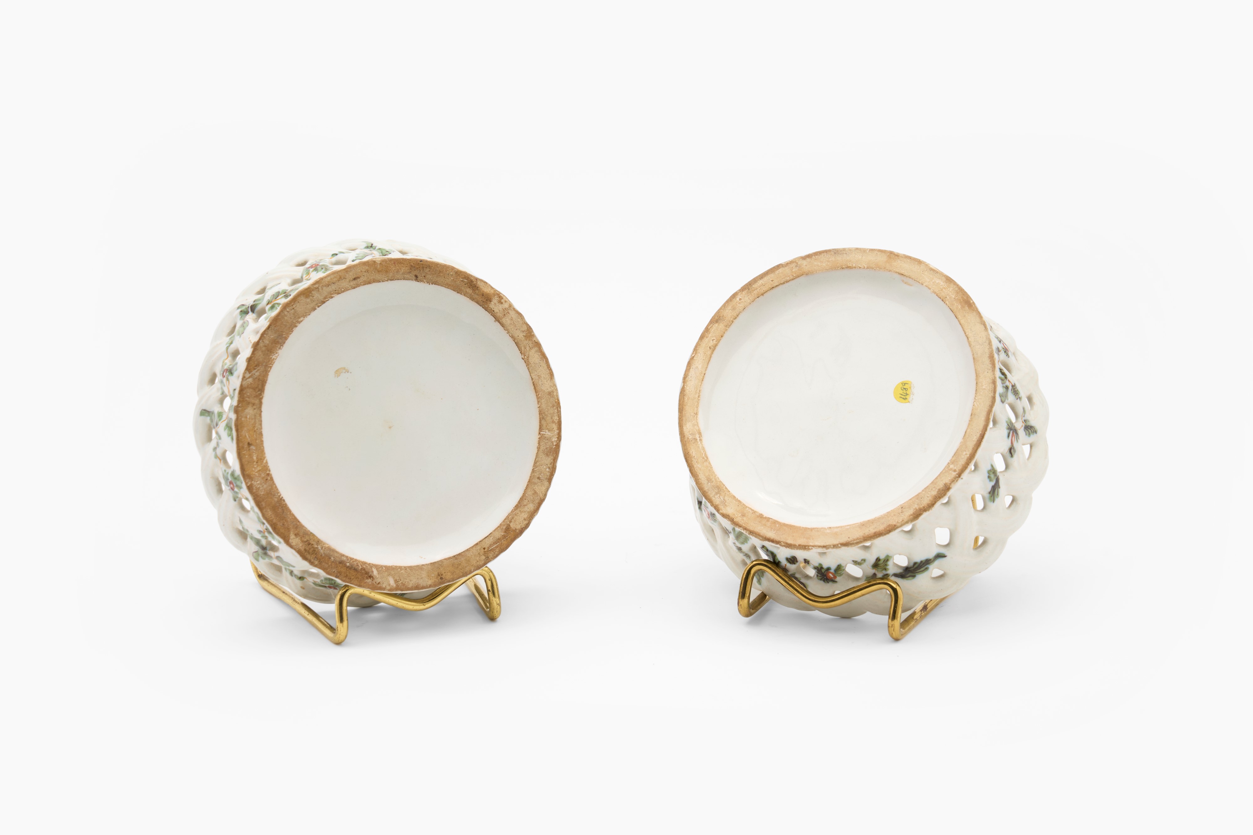 Coppia di Cestini Traforati in Maiolica Policroma con Decoro “al Blanser”. Manifattura Antonibon,...