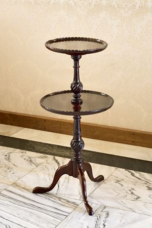 &Eacute;tag&egrave;re a due piani su sostegno tripode