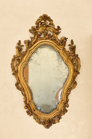 Coppia di specchiere di forma mossa con cornice decorata a fregi di volute fogliate. Veneto, secolo XVIII