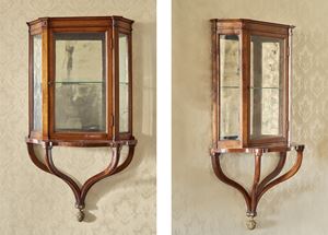 Coppia di consoles a goccia con alzata a vetrina. Venezia, secolo XVIII