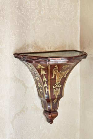 Coppia di eleganti mensole pensili di forma mossa e sfaccettata con inserti in metallo argentato e dorato e piano in marmo incassato. Venezia, secolo XVIII 