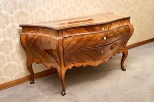 Cassettone lastronato e filettato di forma mossa e bombata. Venezia, 1770 circa 