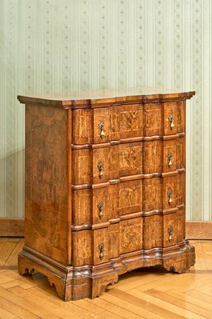 Elegante comoncino lastronato in noce, radica di noce e filettato. Venezia, secolo XVIII