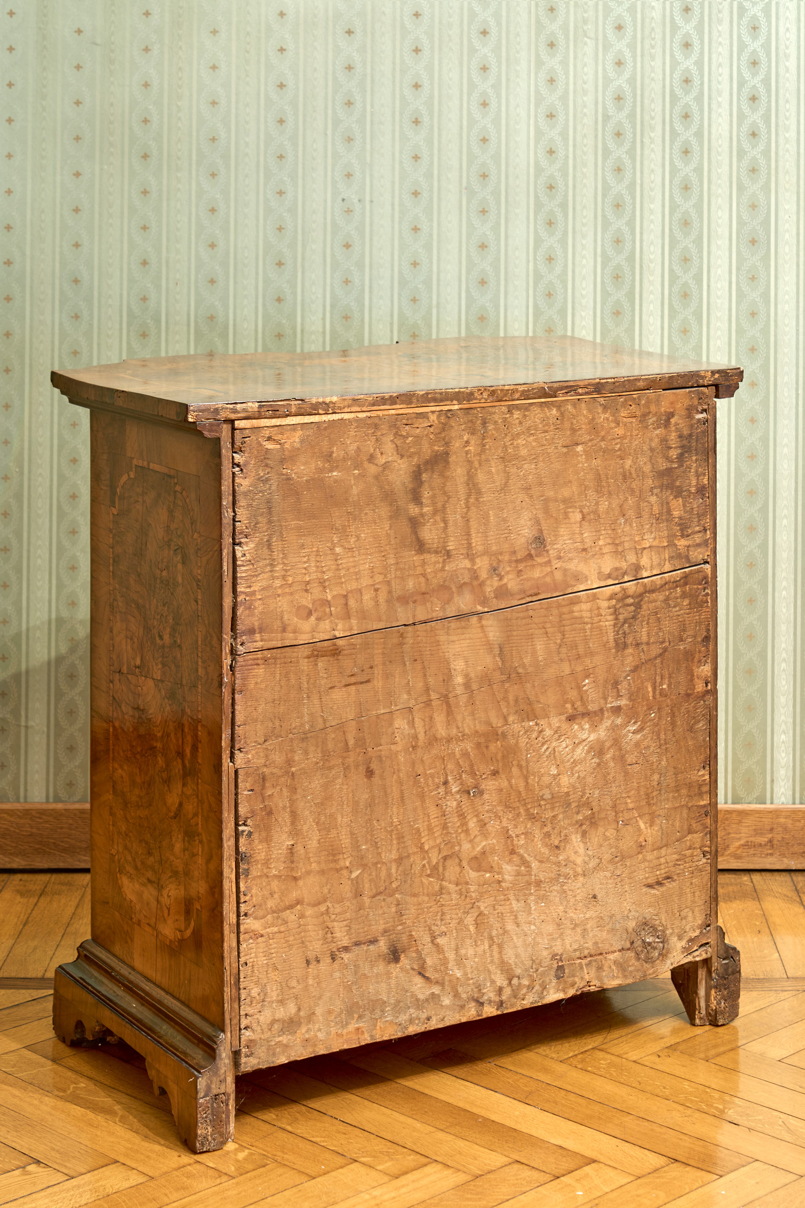 Elegante Comoncino Lastronato in Noce, Radica di Noce e Filettato. Venezia, Secolo XVIII