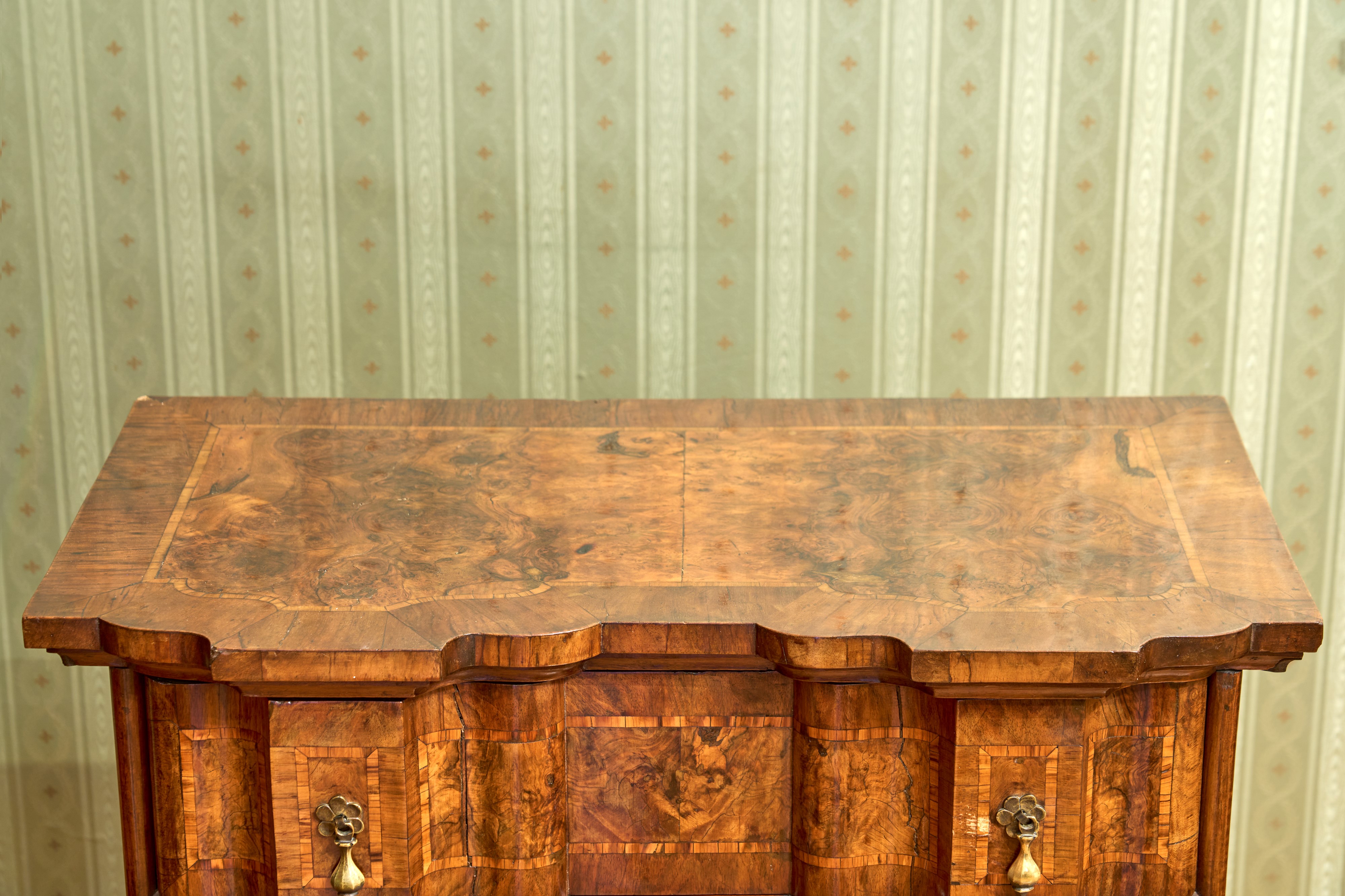 Elegante Comoncino Lastronato in Noce, Radica di Noce e Filettato. Venezia, Secolo XVIII