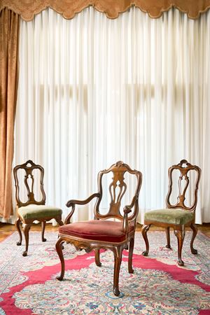 Lotto composto da una poltrona e due sedie in noce. Veneto, secolo XVIII.