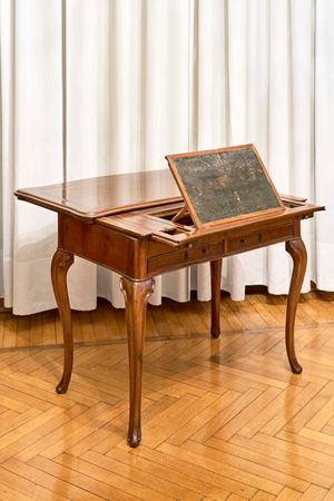 Scrittoio da centro con piano scorrevole. Veneto, secolo XVIII