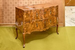 Chest of drawers with a curved front and two drawers, veneered in walnut and walnut burl. Veneto, 18th century.