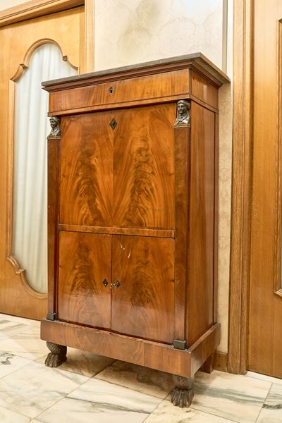 Secretaire Lastronato in Piuma di Mogano con Piano in Marmo. Secolo XIX