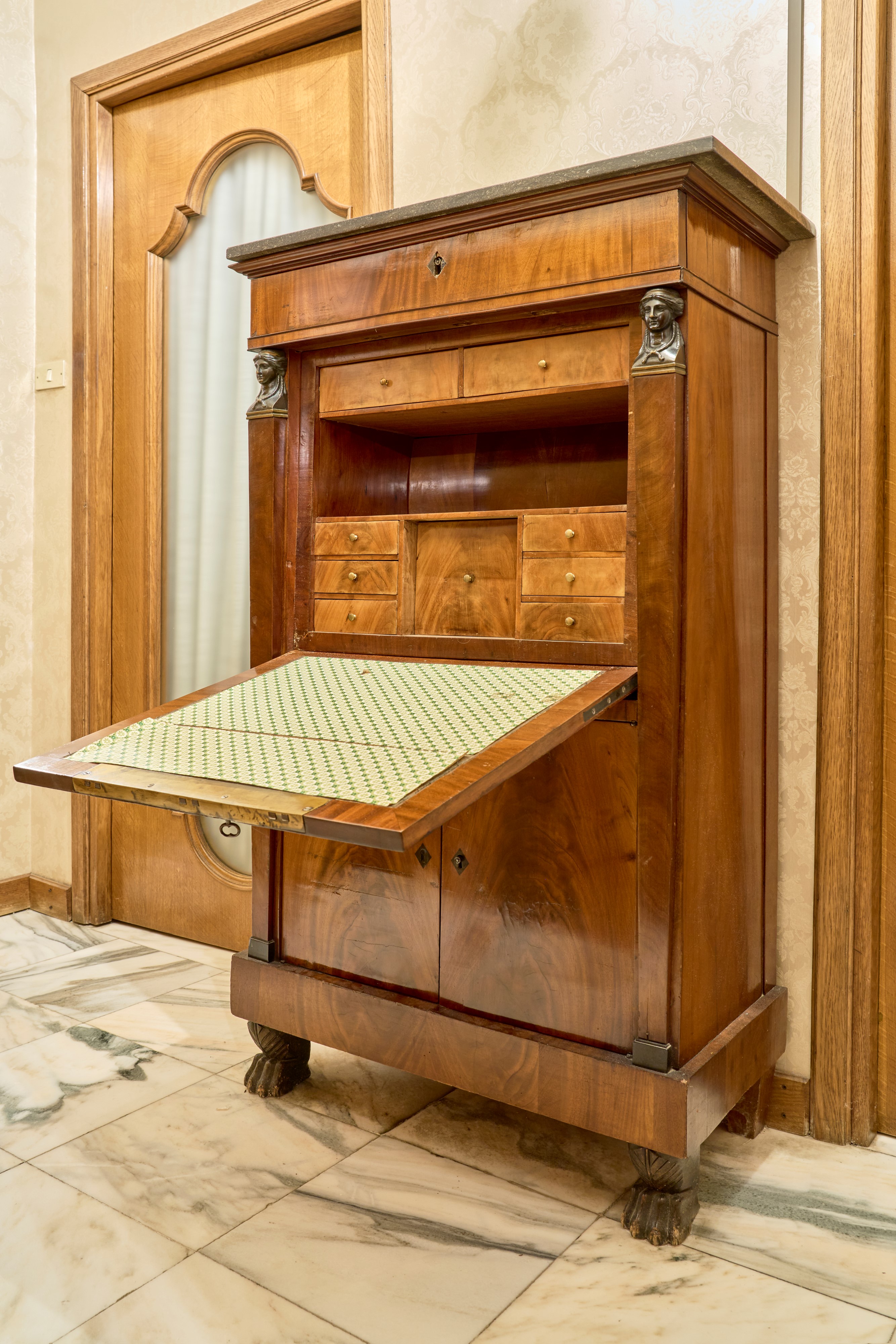 Secretaire Lastronato in Piuma di Mogano con Piano in Marmo. Secolo XIX