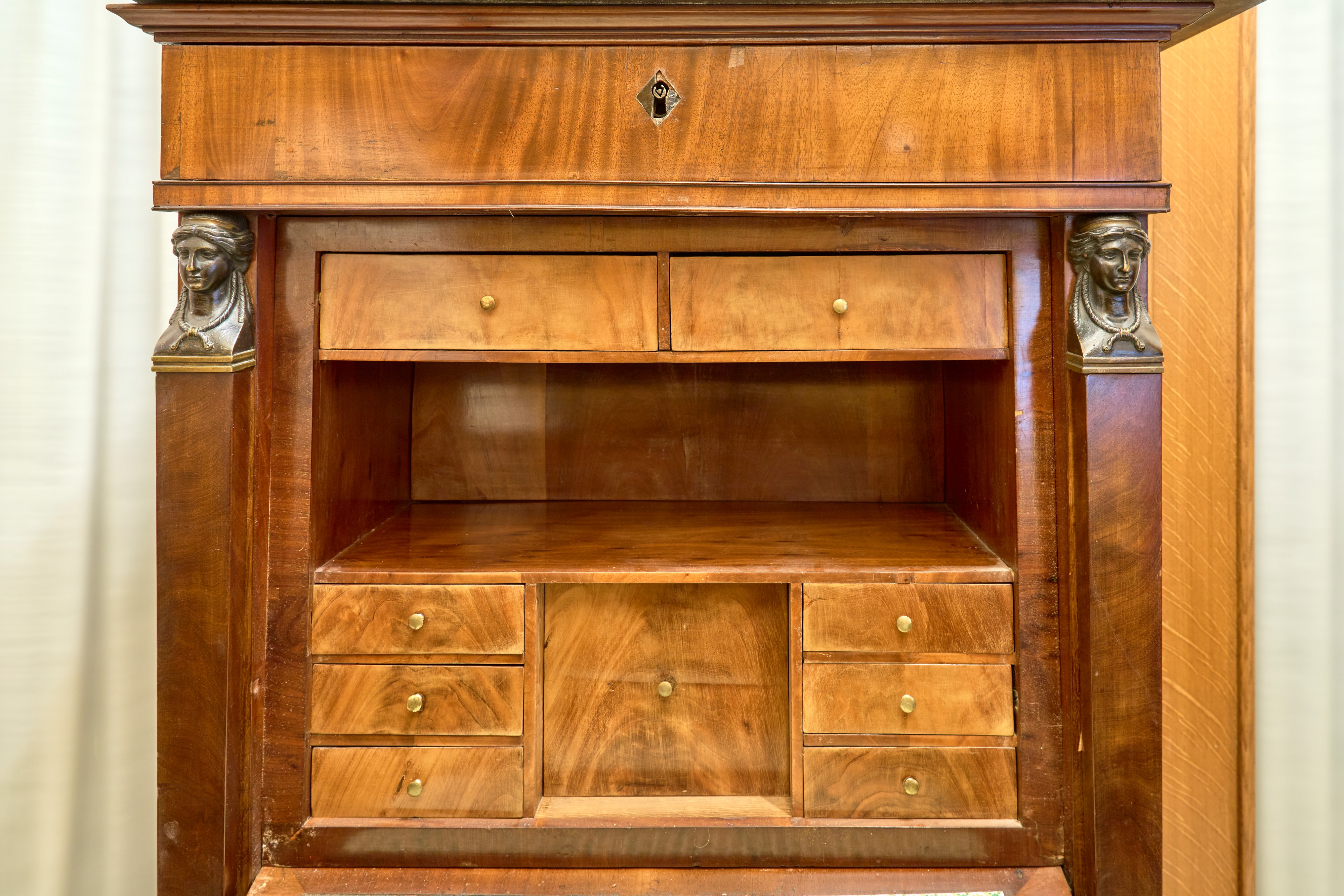Secretaire Lastronato in Piuma di Mogano con Piano in Marmo. Secolo XIX