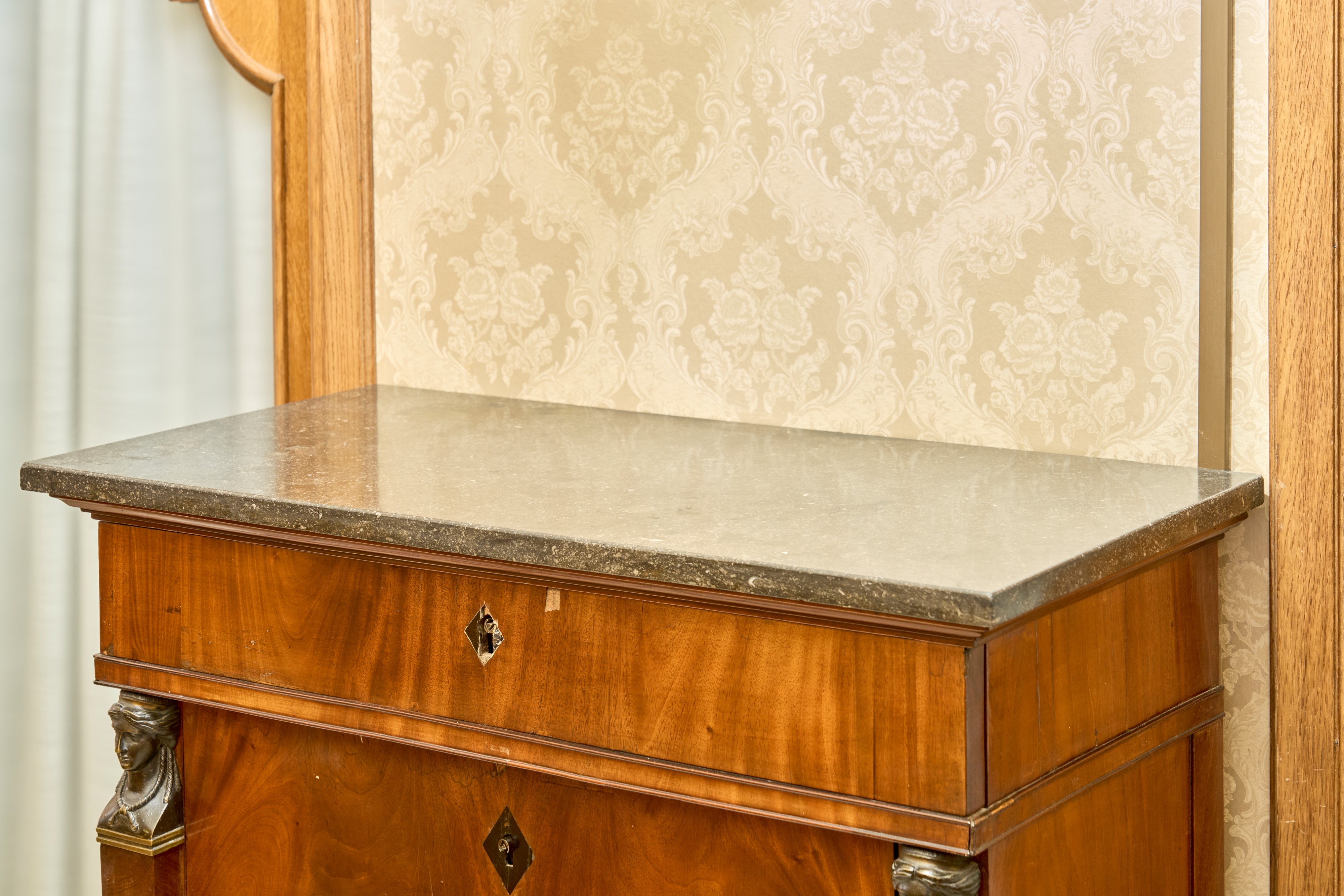 Secretaire Lastronato in Piuma di Mogano con Piano in Marmo. Secolo XIX