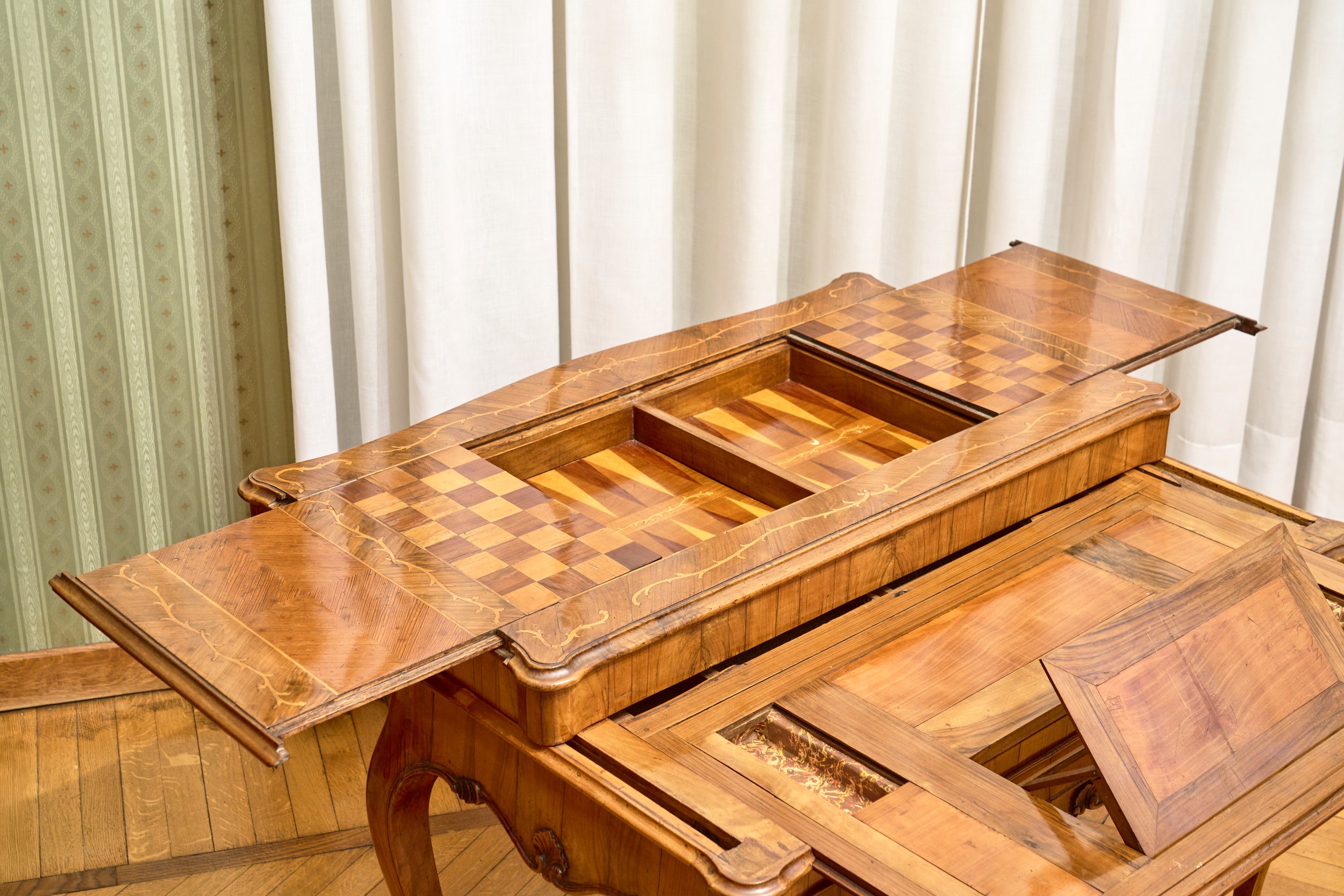 Tavolo da Gioco Lastronato e Intarsiato con Piano a Scacchiera. Veneto, Secolo XVIII