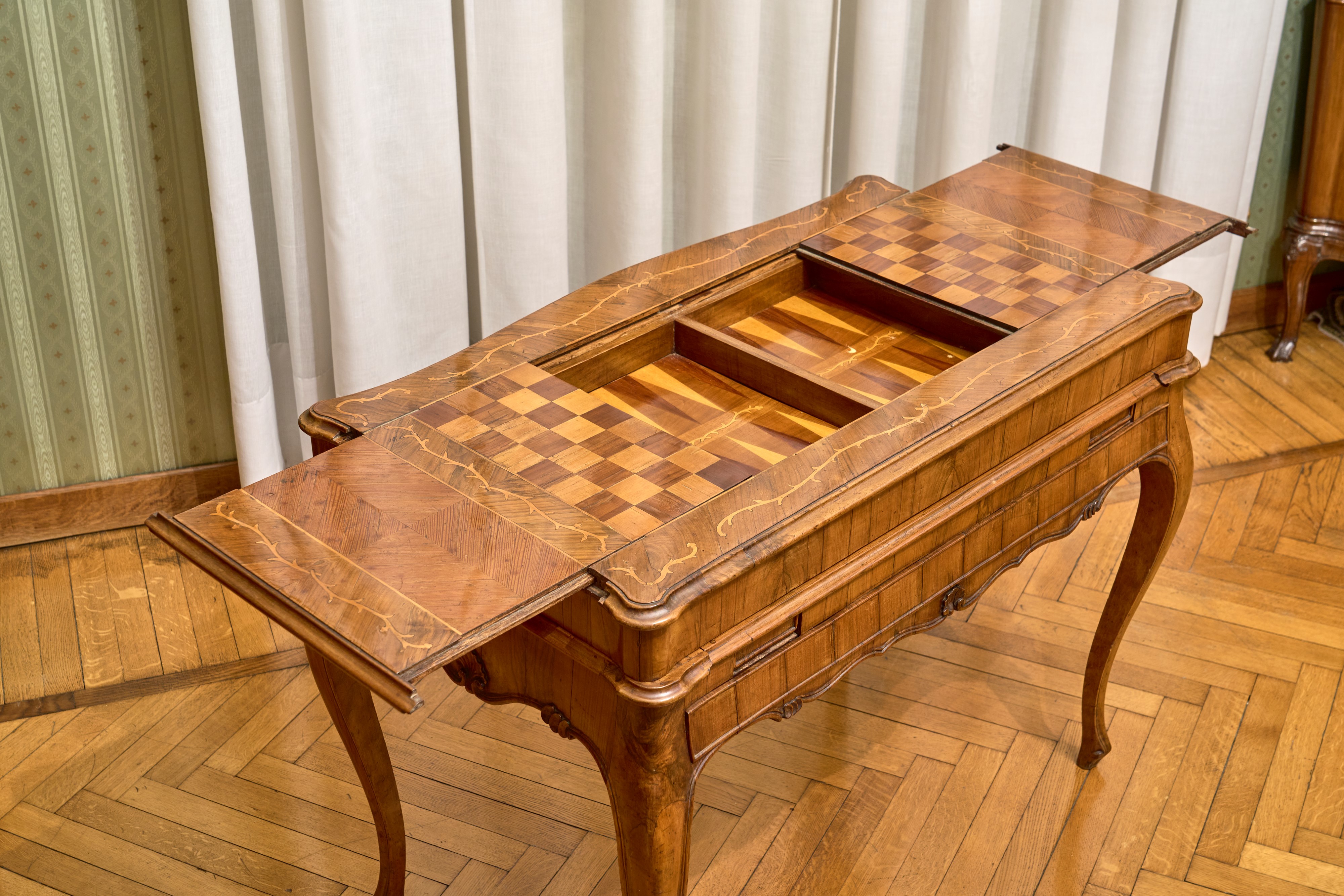 Tavolo da Gioco Lastronato e Intarsiato con Piano a Scacchiera. Veneto, Secolo XVIII