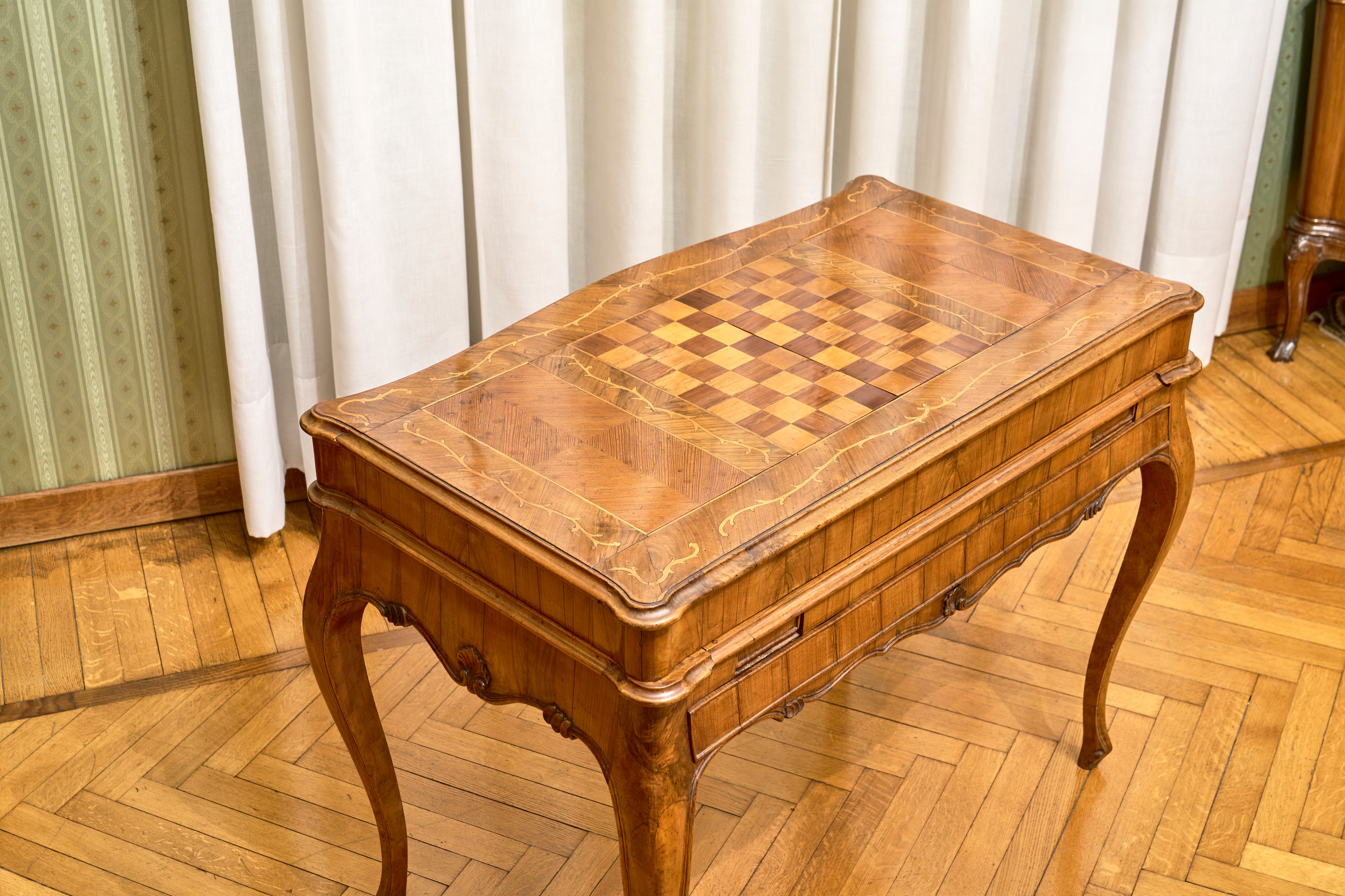 Tavolo da Gioco Lastronato e Intarsiato con Piano a Scacchiera. Veneto, Secolo XVIII