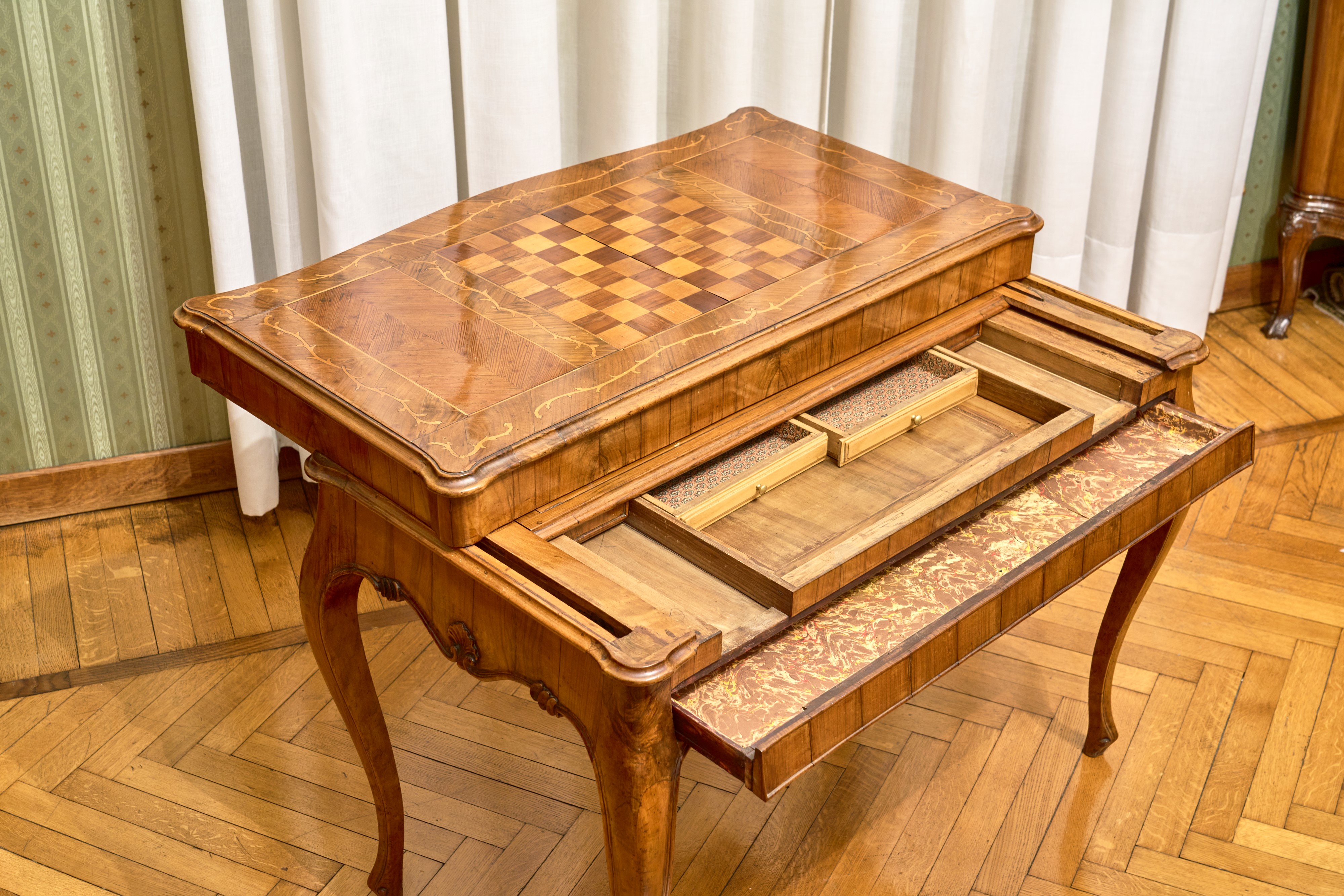 Tavolo da Gioco Lastronato e Intarsiato con Piano a Scacchiera. Veneto, Secolo XVIII
