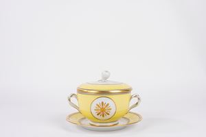 Porta uovo in porcellana bianca, gialla e oro, con piattino e coperchio, Ginori a Doccia, inizi secolo XX