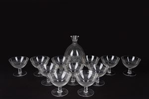 Servizio composto da undici coppe da champagne e  una bottiglia in vetro inciso a motivi geometrici