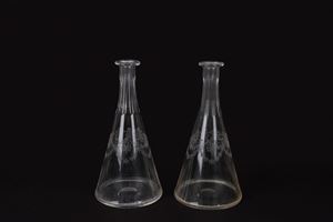 Coppia di bottiglie in vetro inciso a motivi floreali, inizi secolo XX