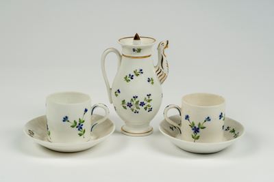 Caffettiera in porcellana bianca, decoro a fiordalisi, fine secolo XVIII