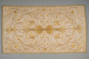 Due paramenti liturgici decorati con filo dorato a motivi floreali