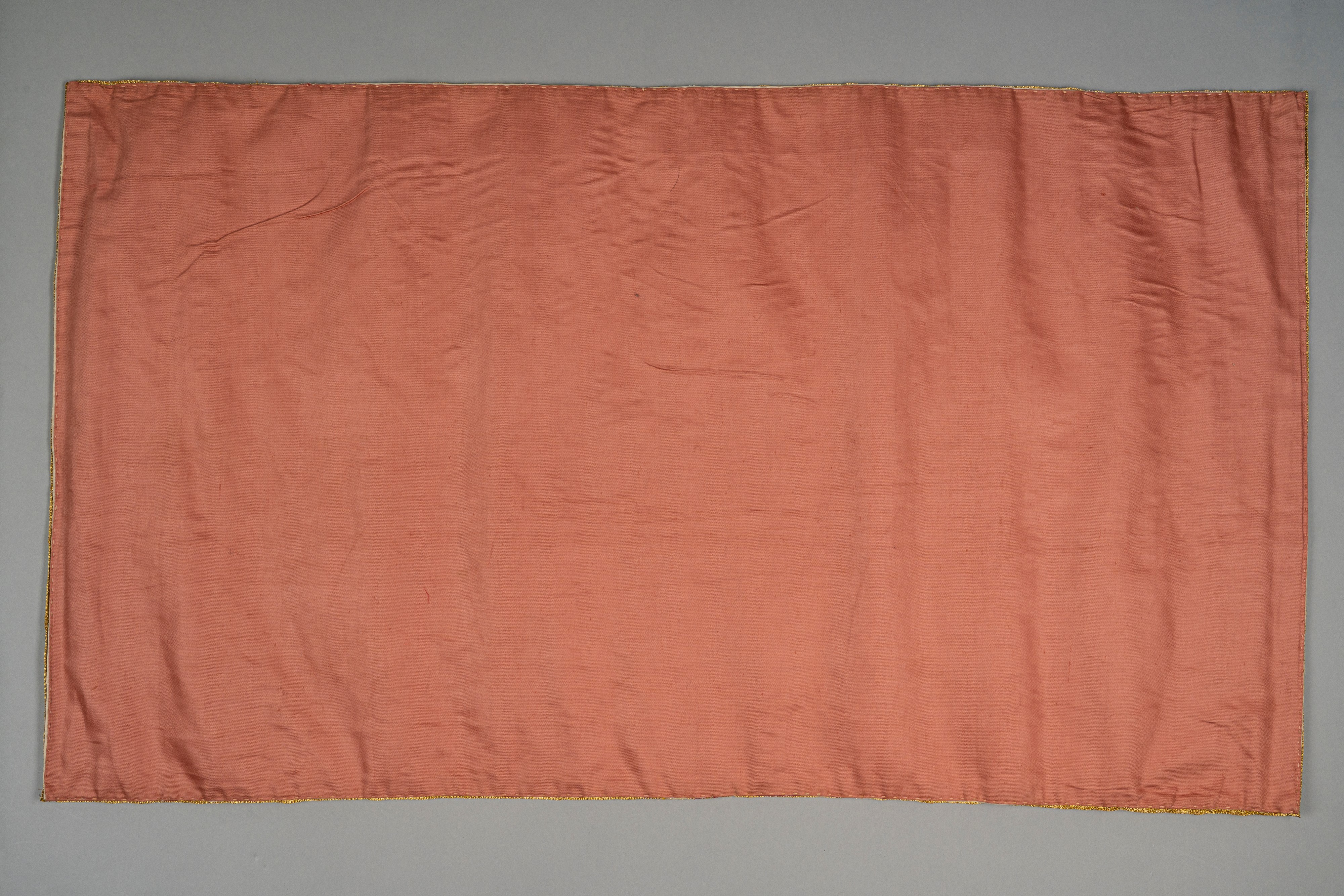 Due paramenti liturgici decorati con filo dorato a motivi floreali