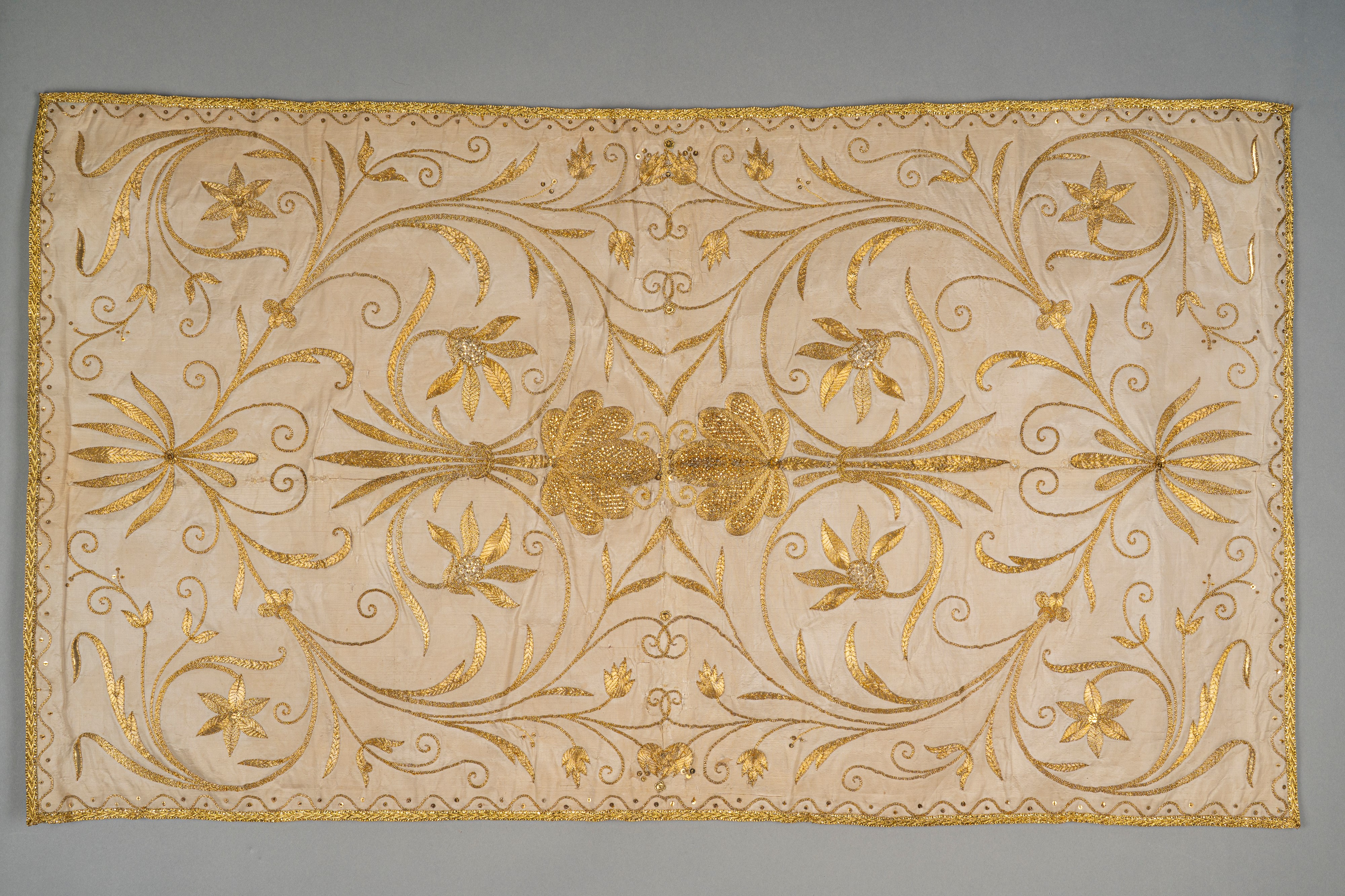 Due paramenti liturgici decorati con filo dorato a motivi floreali