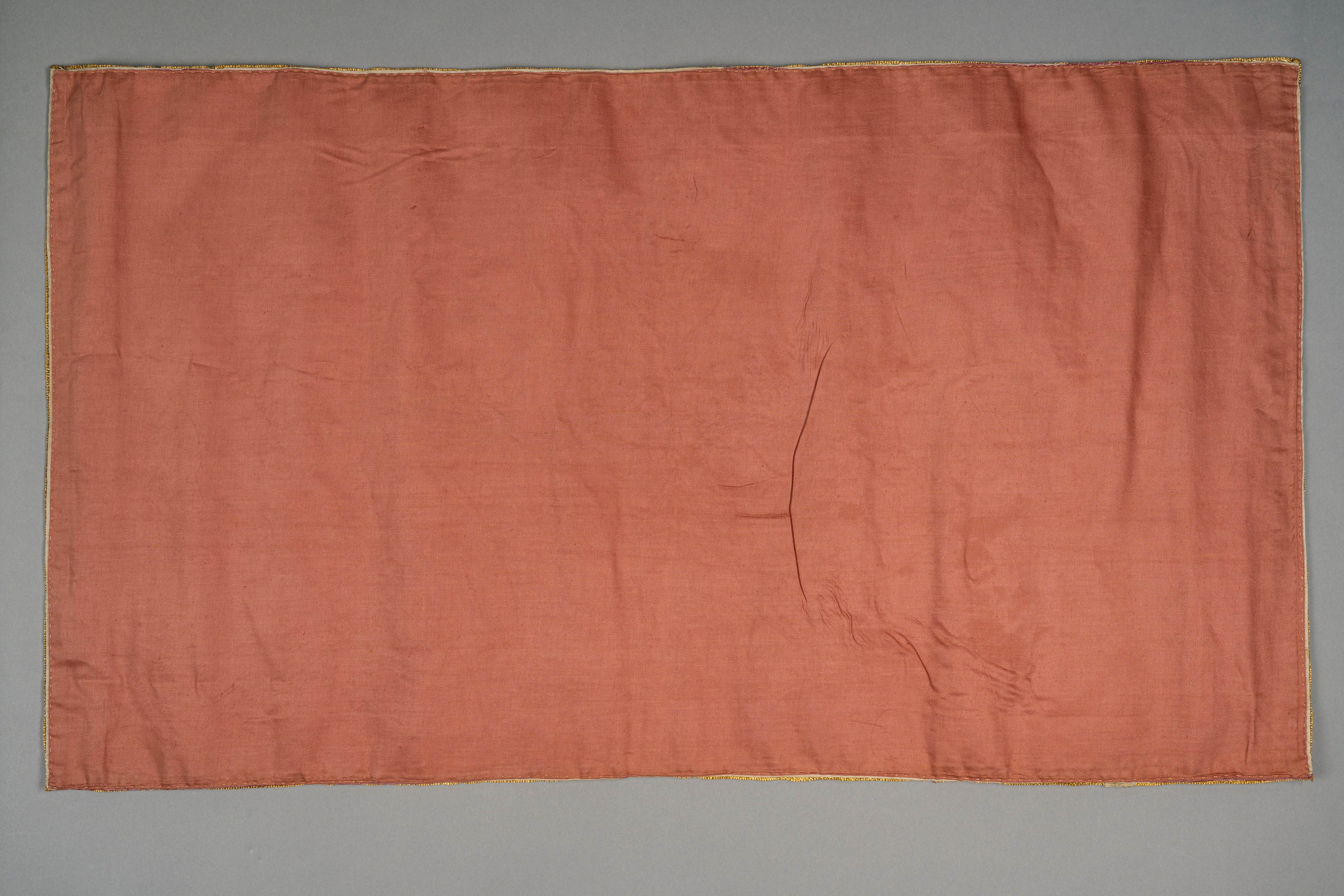 Due paramenti liturgici decorati con filo dorato a motivi floreali