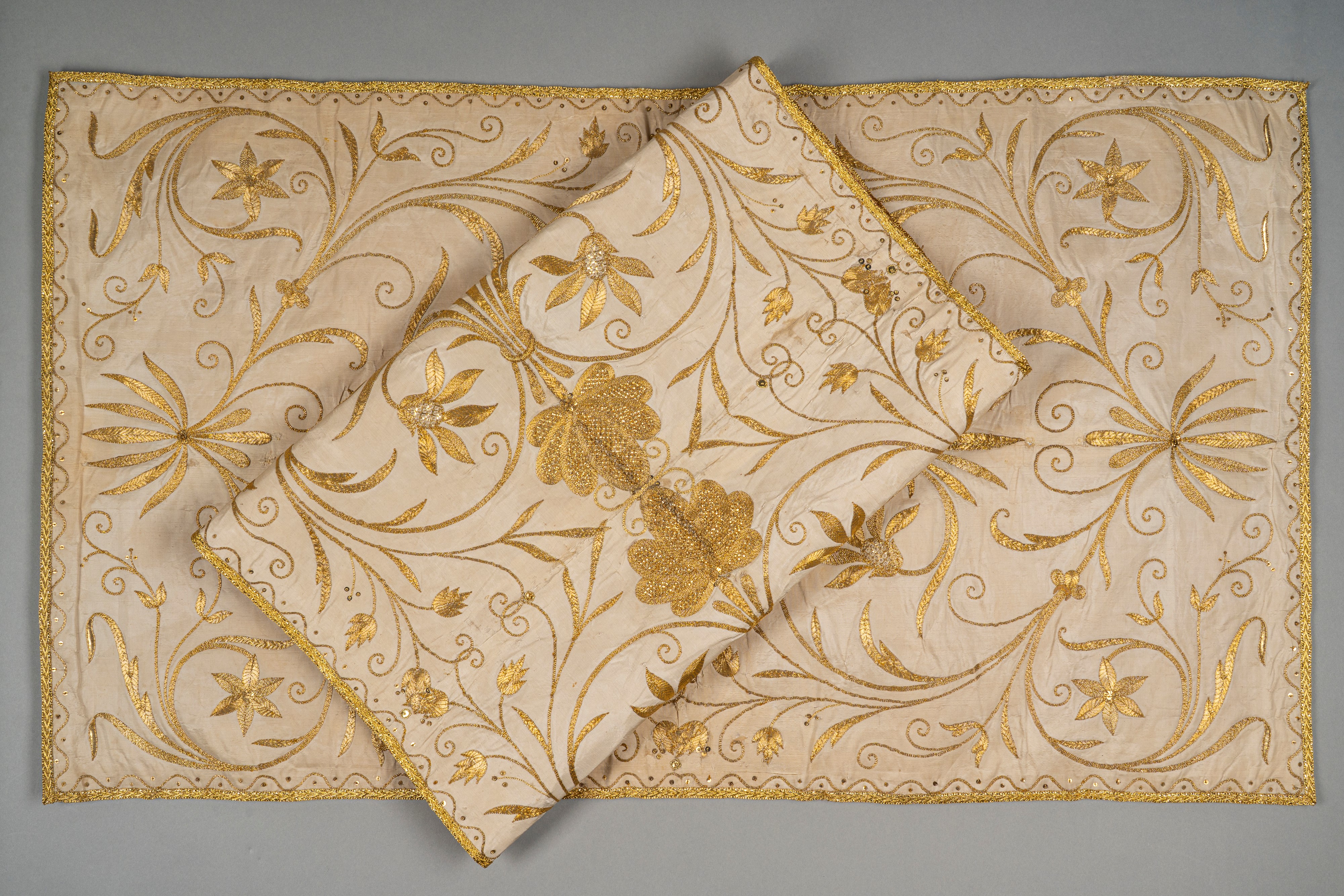 Due paramenti liturgici decorati con filo dorato a motivi floreali