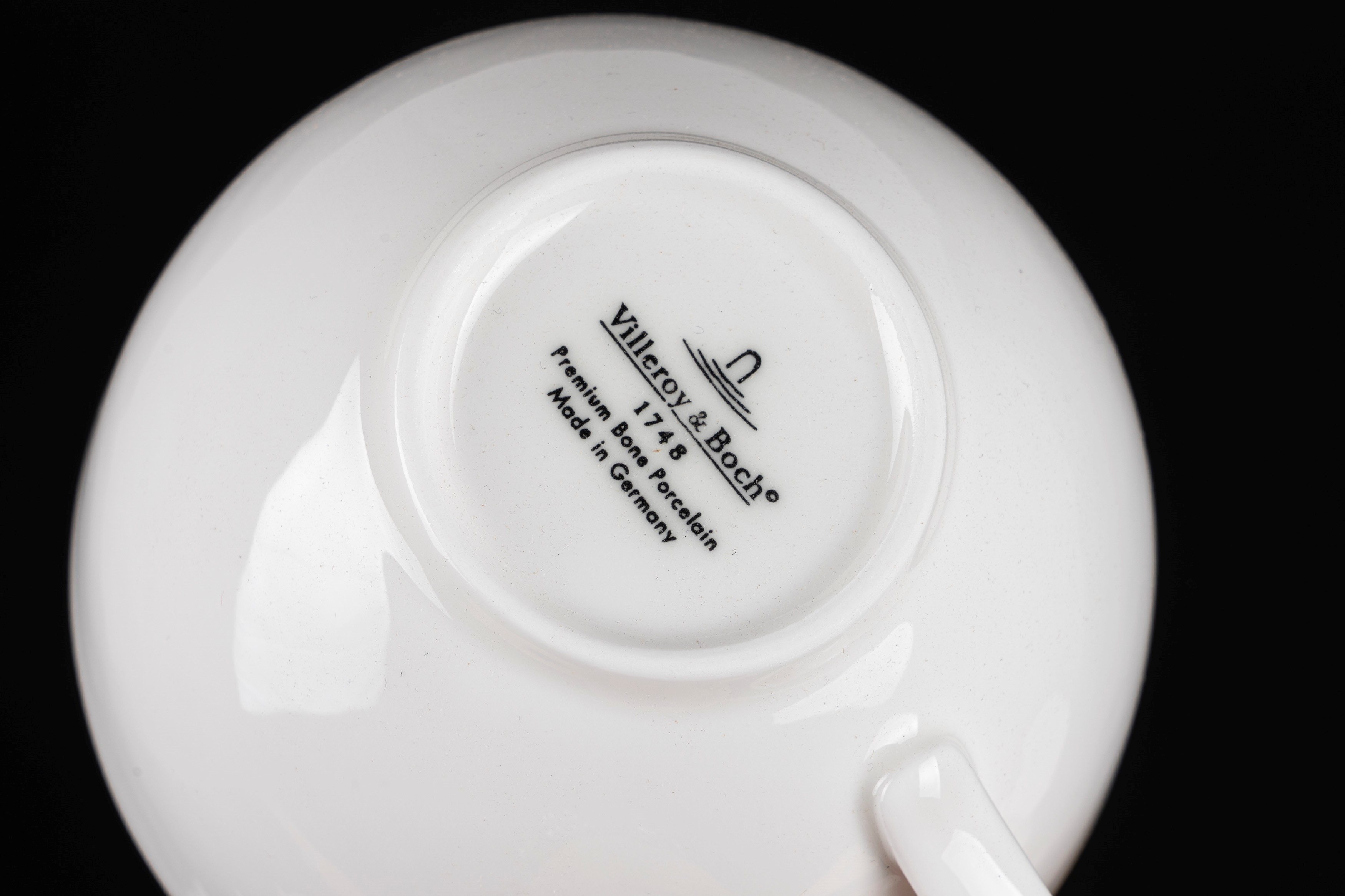 Villeroy & Boch, Servizio da tè in porcellana bianca con tazze e piattini e piatti da dolce