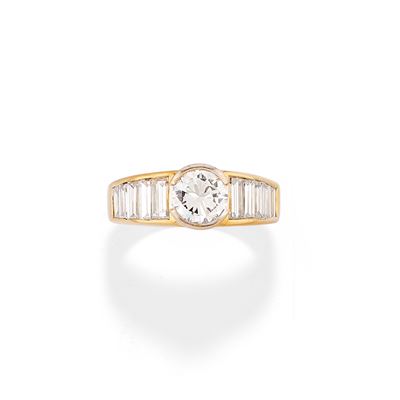 Anello in oro giallo 18k con diamanti